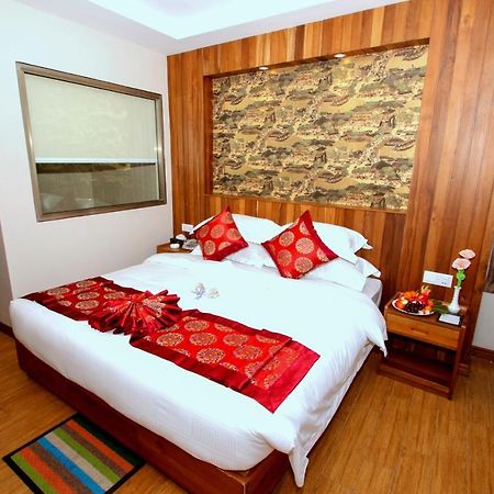 Gemsy Hotel Yangon Bagian luar foto