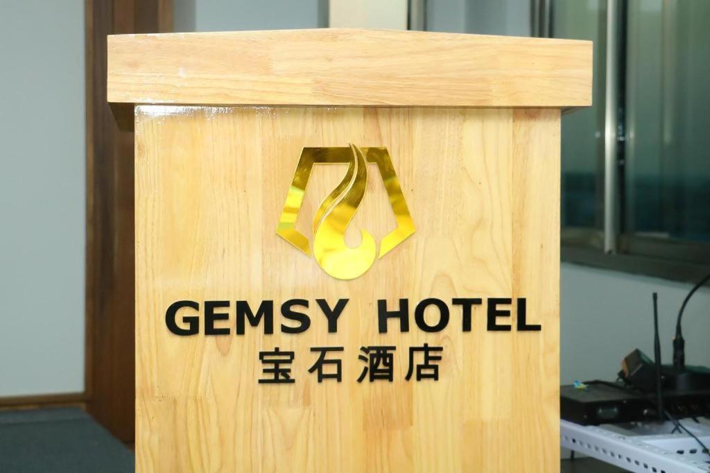 Gemsy Hotel Yangon Bagian luar foto