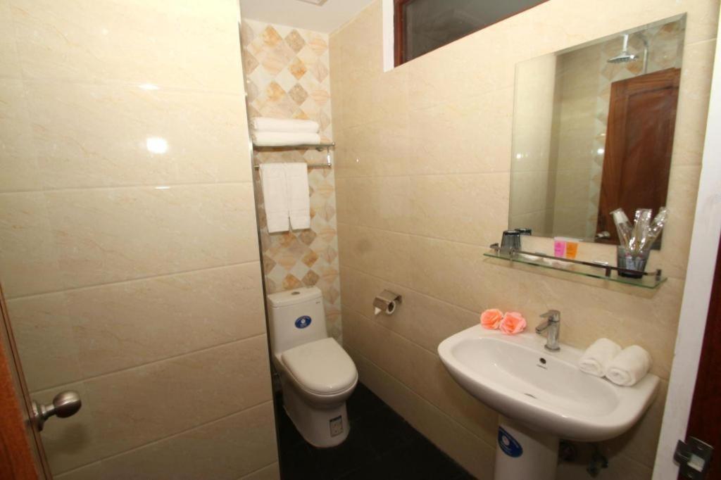 Gemsy Hotel Yangon Bagian luar foto