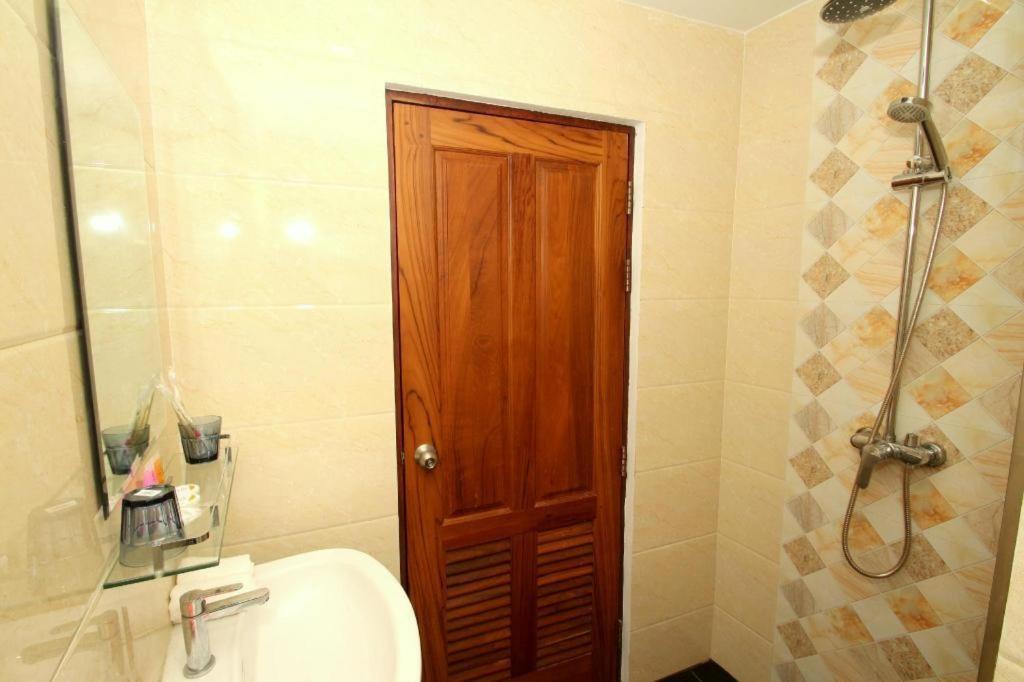 Gemsy Hotel Yangon Bagian luar foto