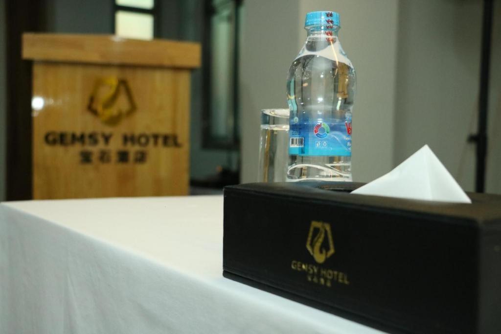 Gemsy Hotel Yangon Bagian luar foto