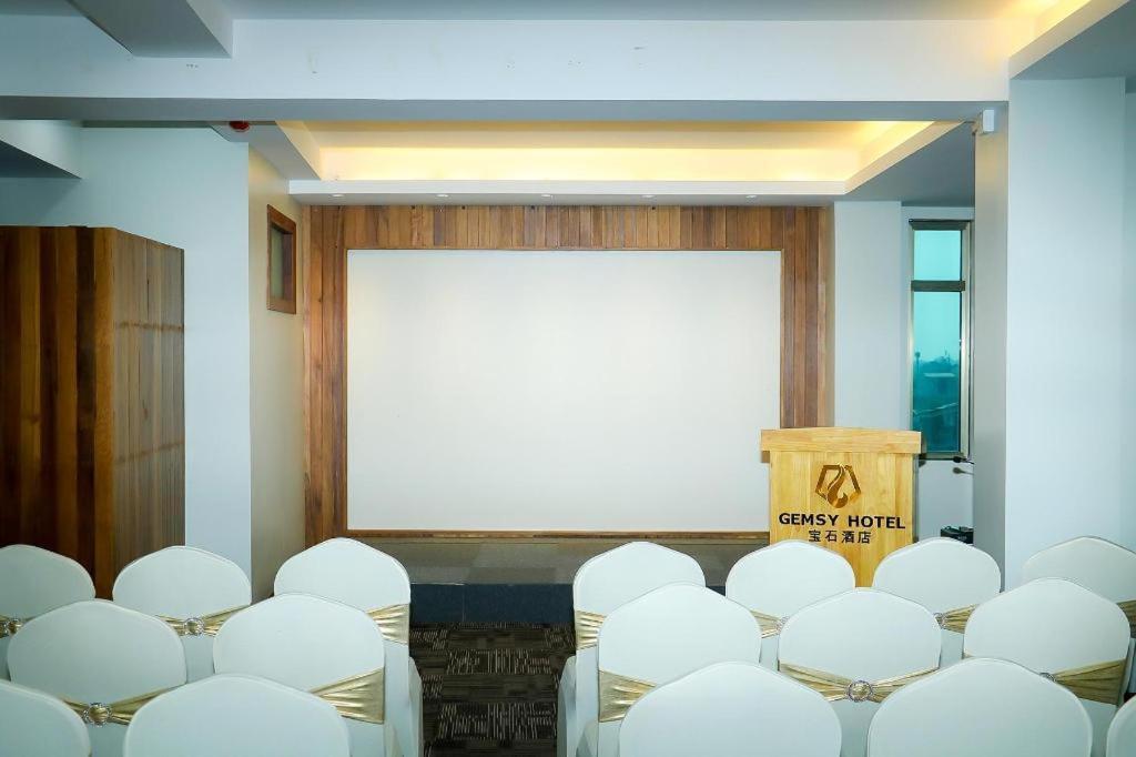 Gemsy Hotel Yangon Bagian luar foto