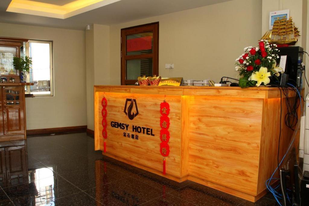 Gemsy Hotel Yangon Bagian luar foto