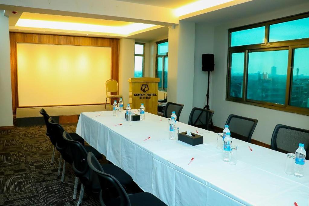 Gemsy Hotel Yangon Bagian luar foto