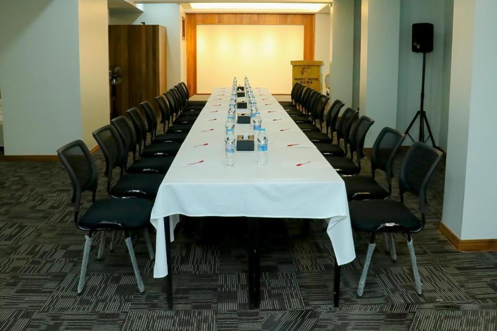Gemsy Hotel Yangon Bagian luar foto