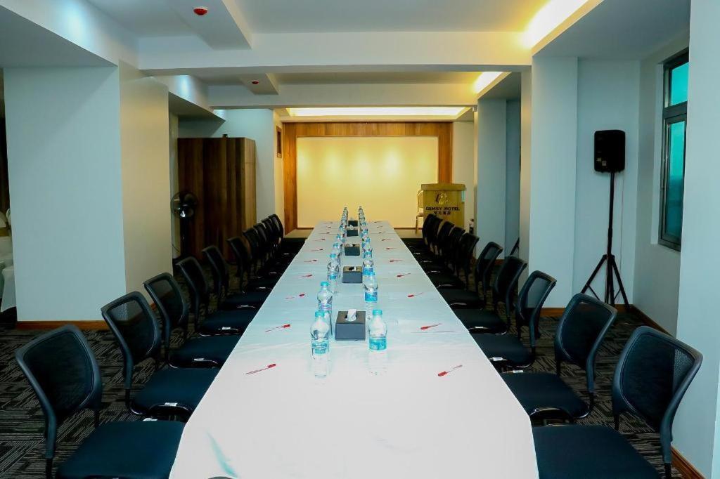 Gemsy Hotel Yangon Bagian luar foto