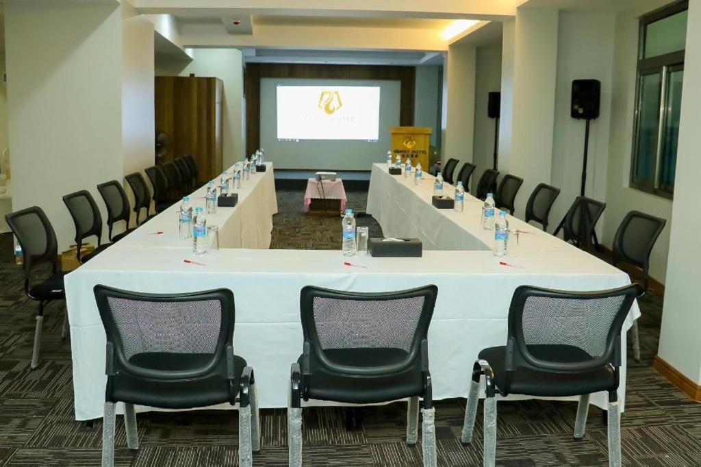 Gemsy Hotel Yangon Bagian luar foto
