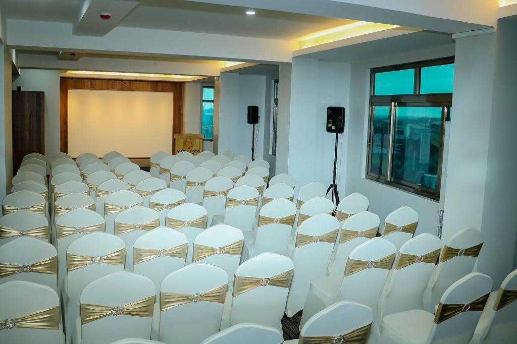 Gemsy Hotel Yangon Bagian luar foto