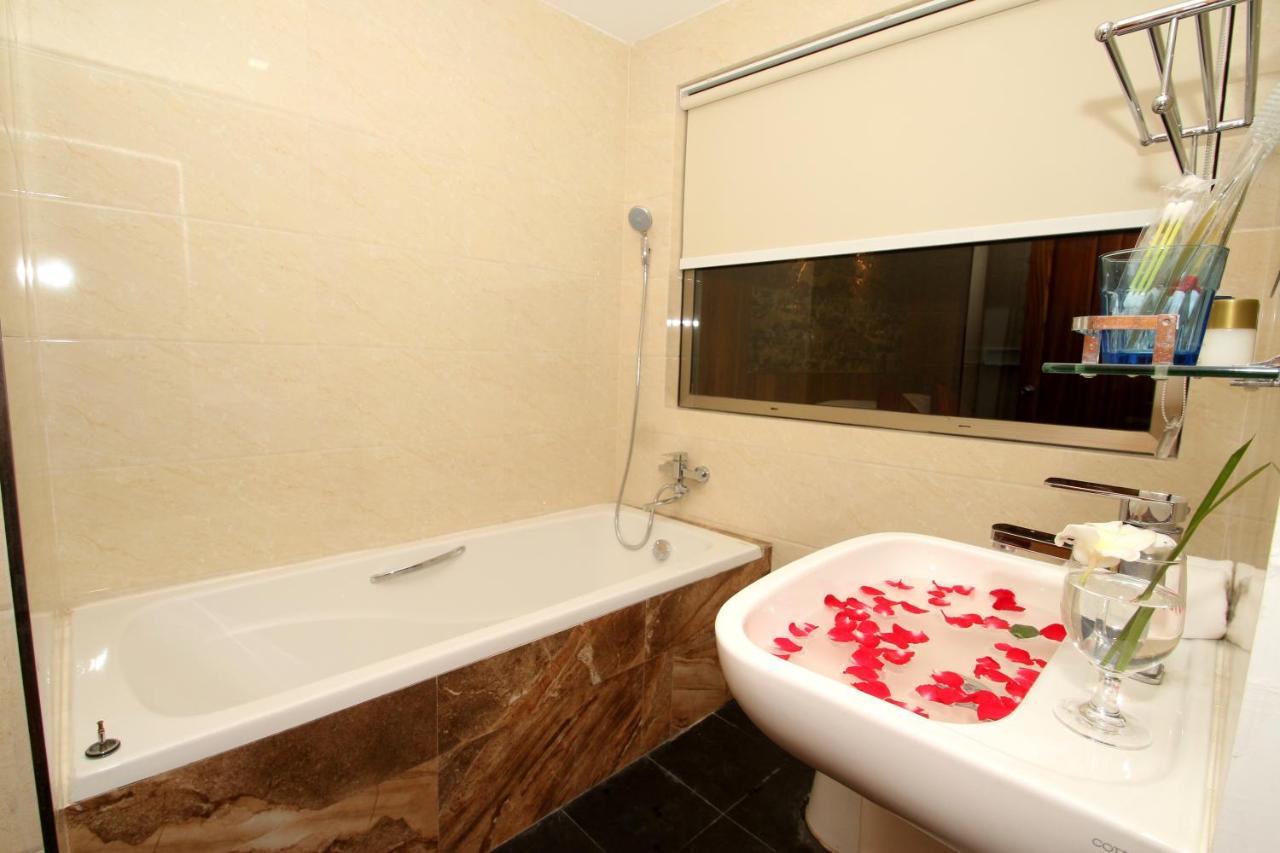 Gemsy Hotel Yangon Bagian luar foto