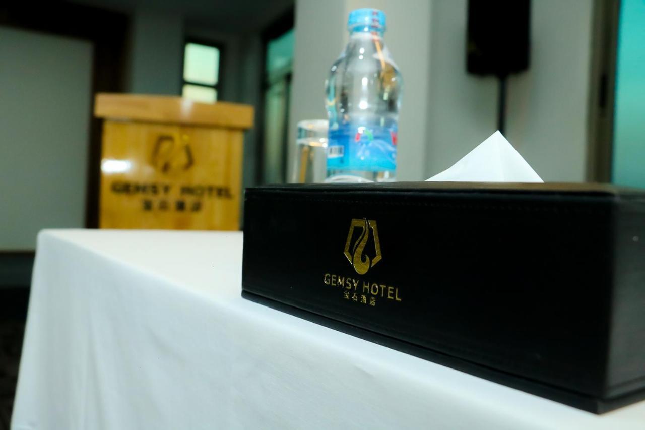 Gemsy Hotel Yangon Bagian luar foto