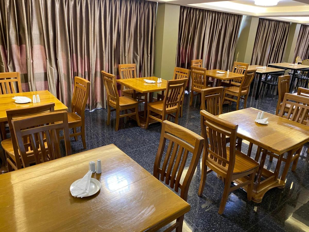 Gemsy Hotel Yangon Bagian luar foto